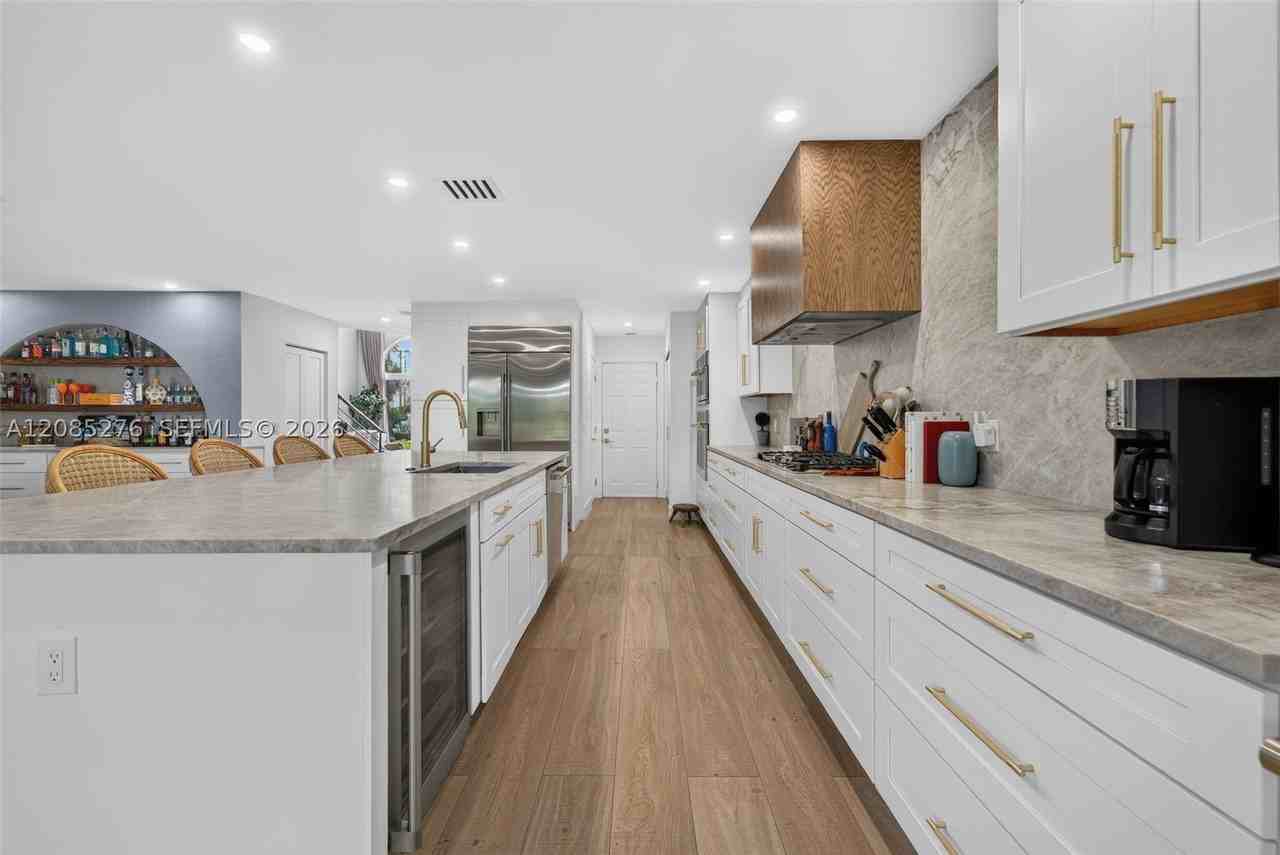 2221 Ne 33rd Ave #2221 - Photo 7 of 31
