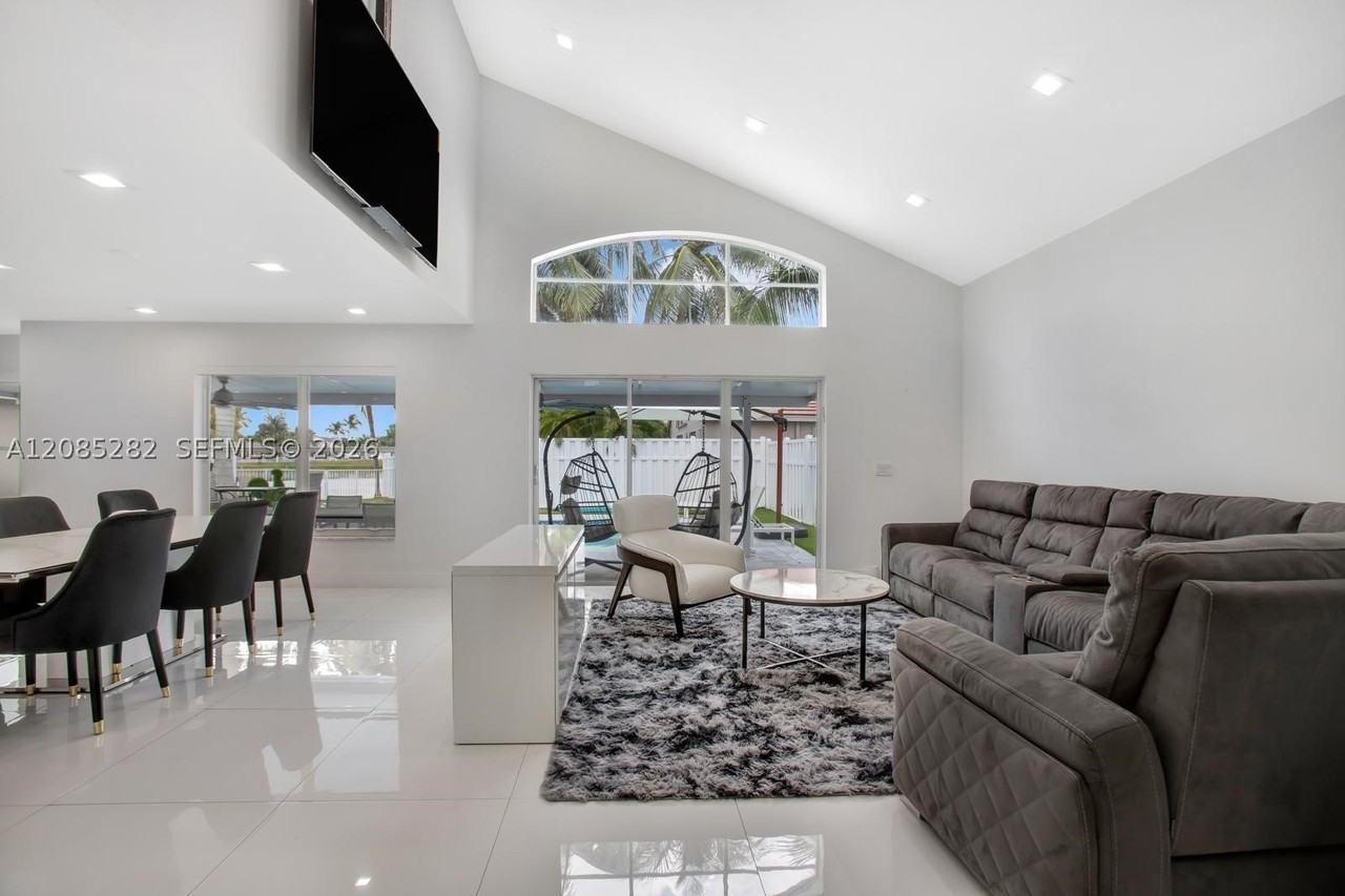 3432 Sw 49th St - Photo 4 of 47
