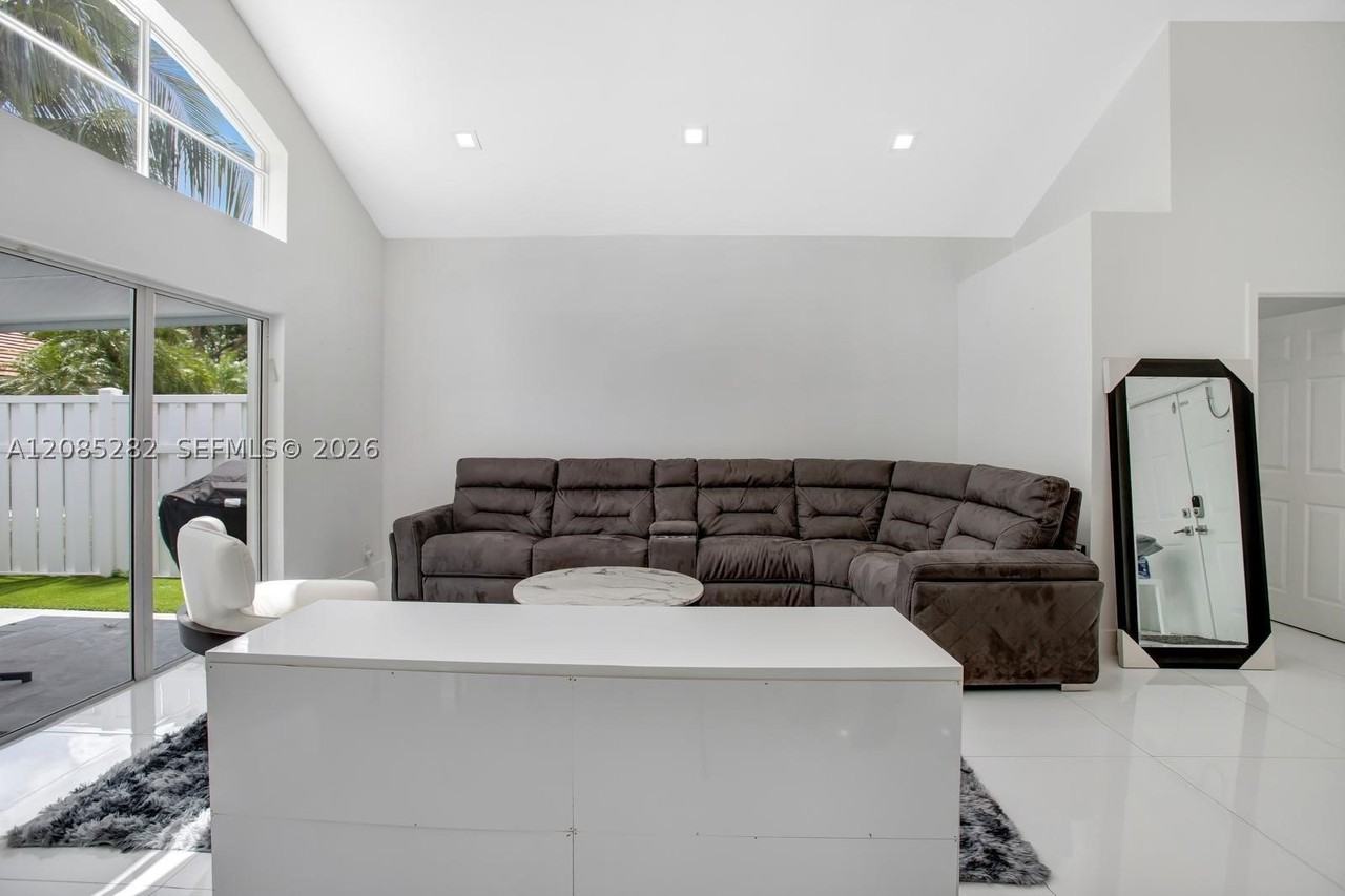 3432 Sw 49th St - Photo 6 of 47