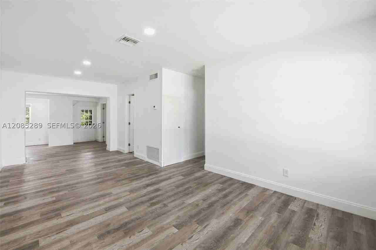 4621 Sw 31st Dr - Photo 3 of 17
