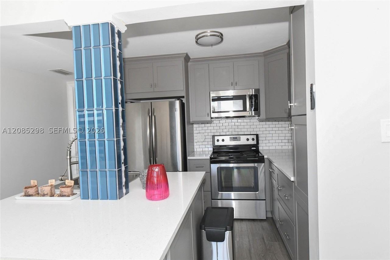 8305 Crespi Blvd #4D - Photo 7 of 24