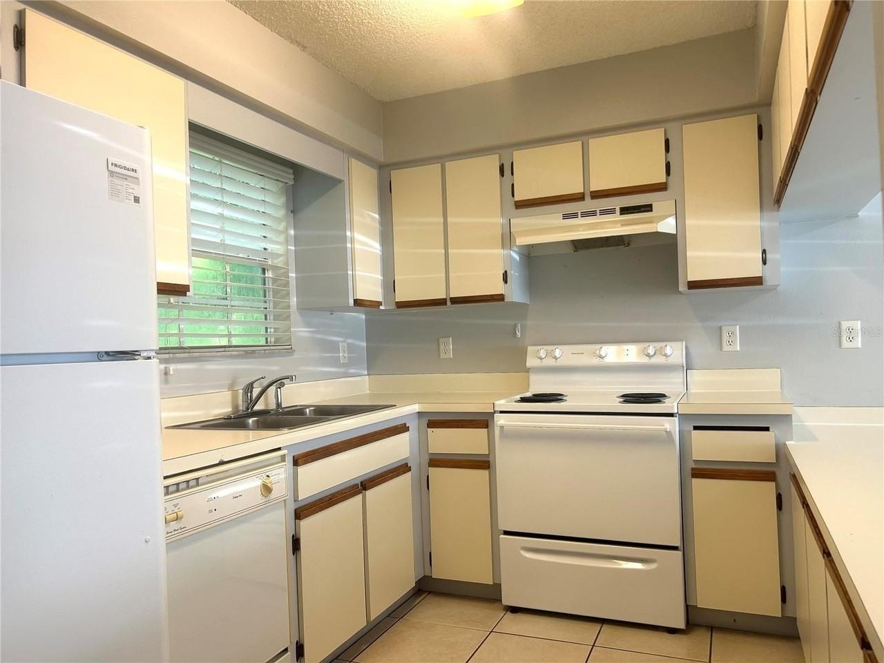 32813 Radio Rd - Photo 2 of 9