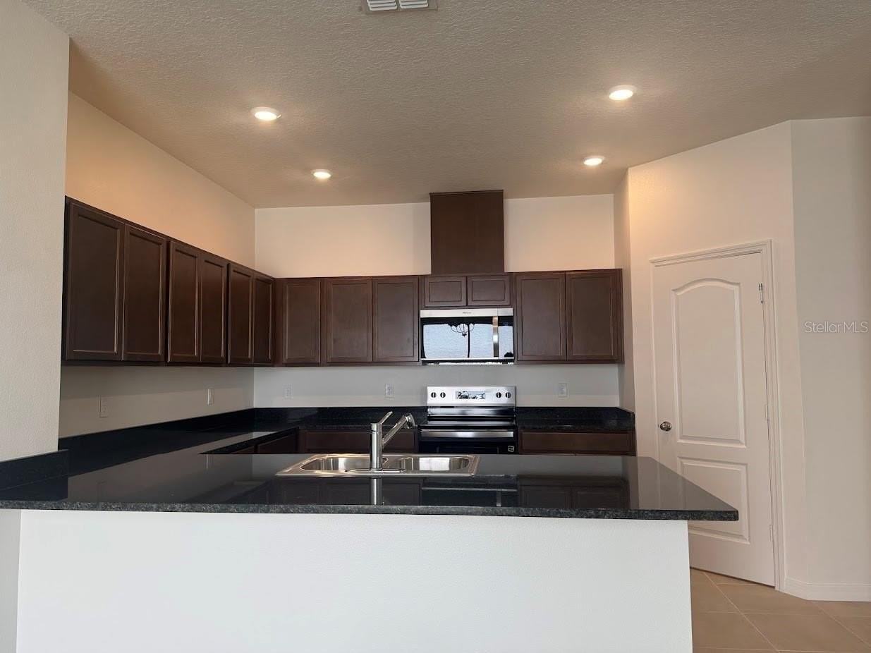 2723 Plover St - Photo 3 of 24