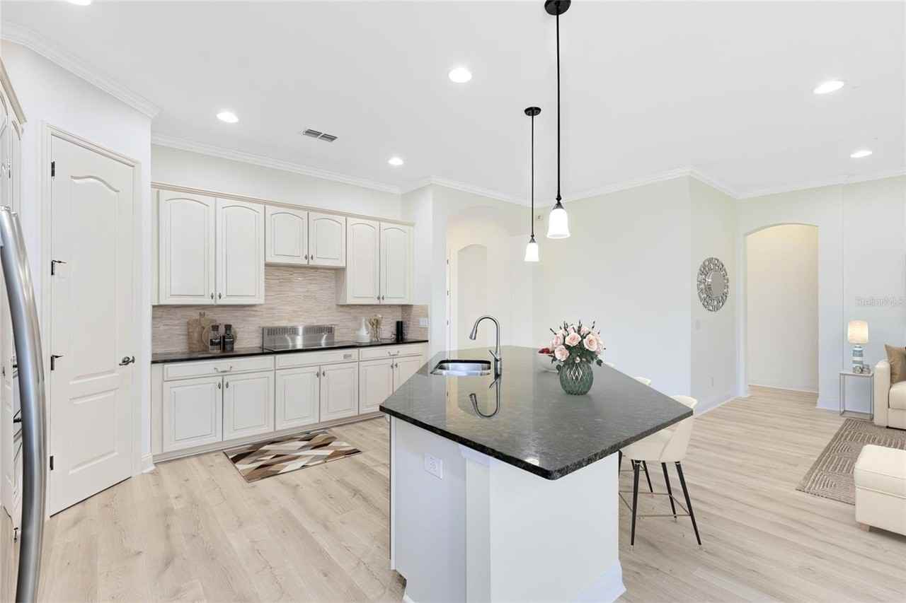 8408 Laureate Blvd - Photo 7 of 46
