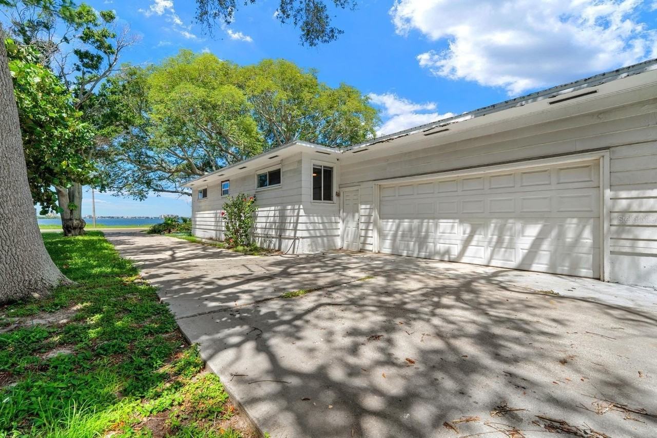 1949 Edgewater Dr - Photo 5 of 15