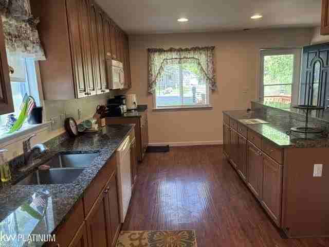 9083 Island Dr - Photo 3 of 17