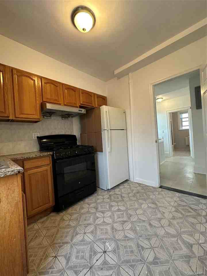 5617 136th St #2FL - Photo 2 of 8
