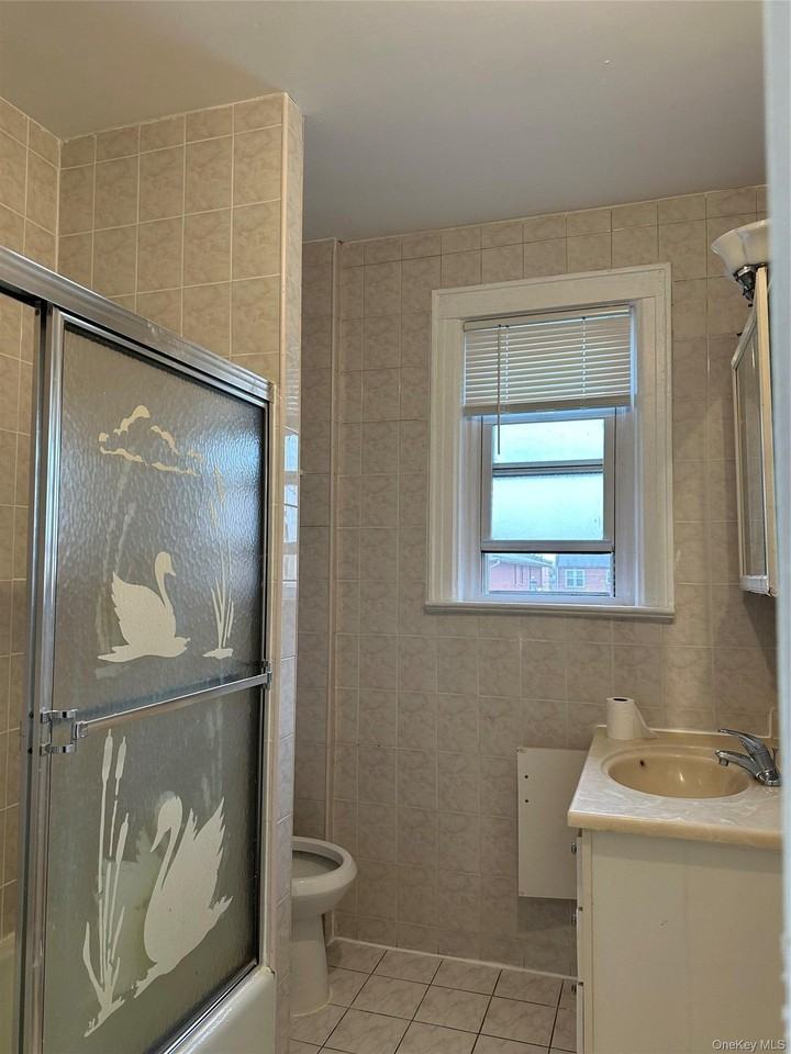 5617 136th St #2FL - Photo 6 of 8