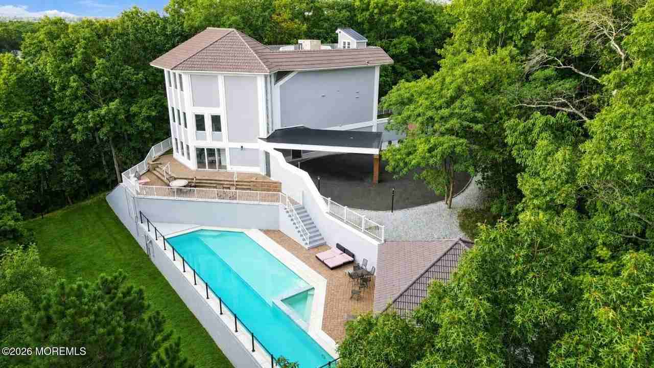 401 Overlook Dr - Photo 2 of 50
