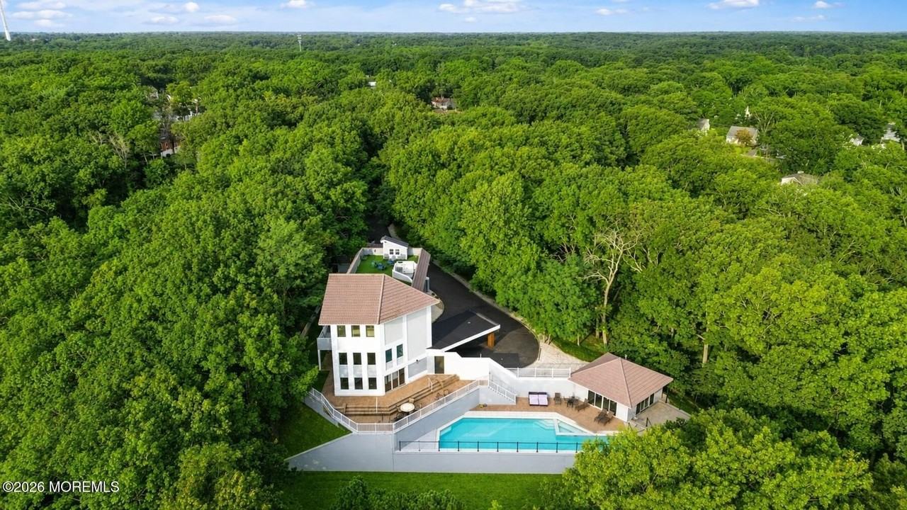401 Overlook Dr - Photo 3 of 50
