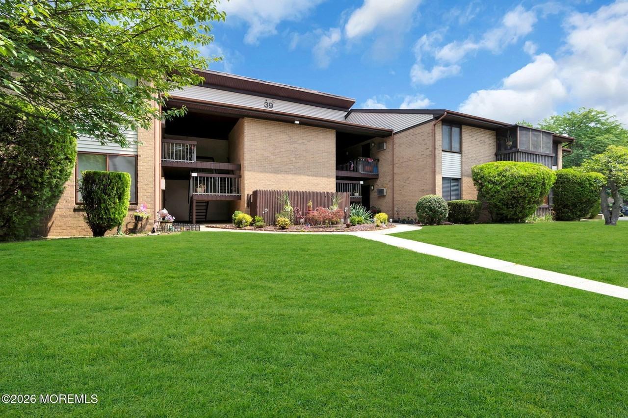 39 Meadow Green Cir #D - Photo 2 of 20