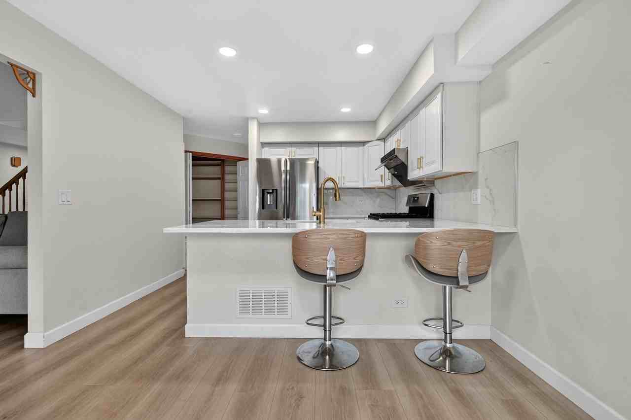 1047 Beninford Ln - Photo 5 of 37