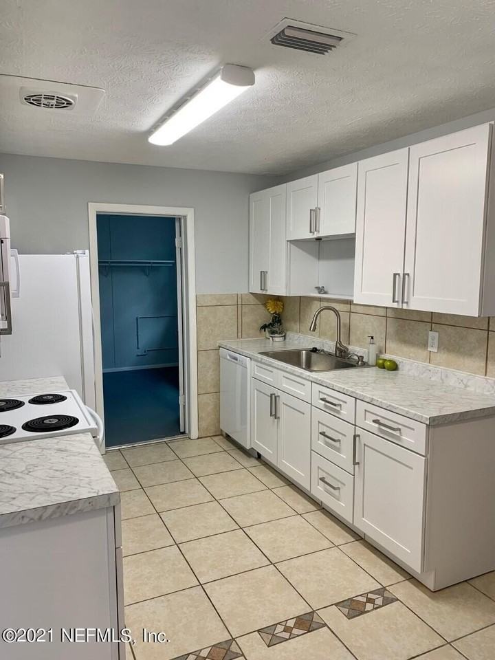 8009 Arble Dr - Photo 2 of 12