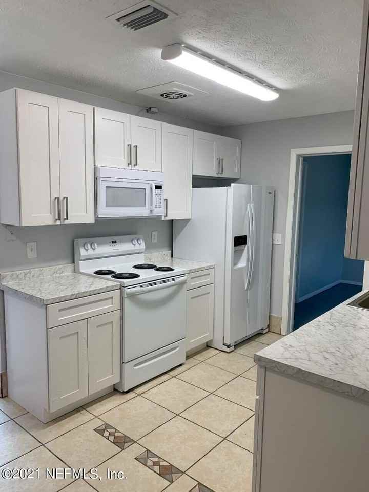 8009 Arble Dr - Photo 3 of 12