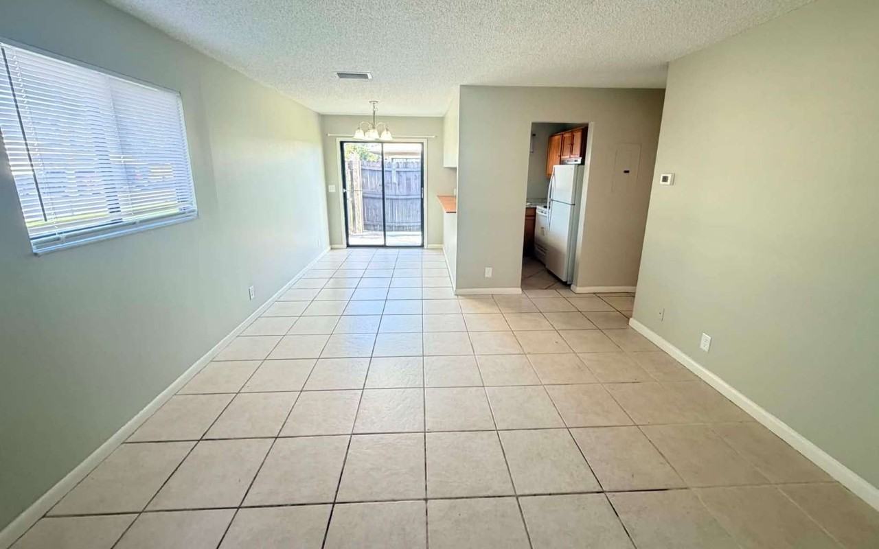 3860 Nw Huntsboro St Apt 101 - Photo 2 of 7