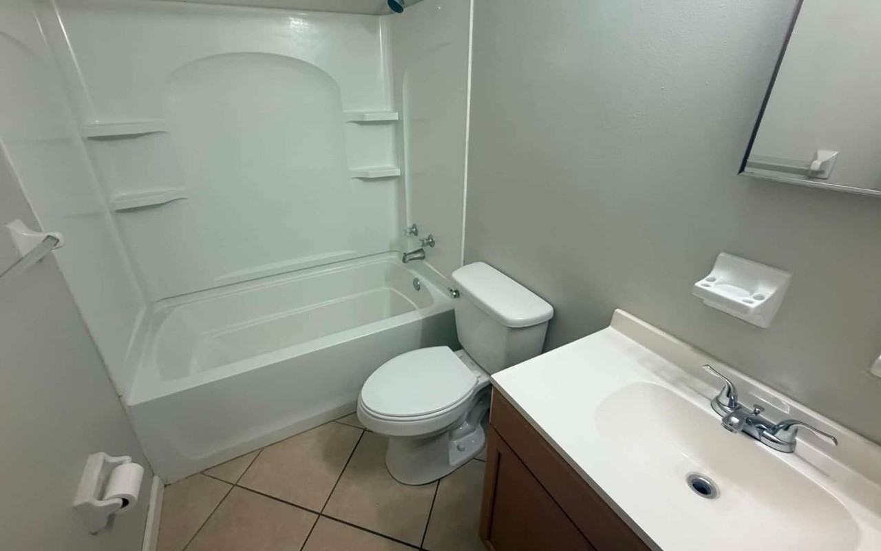 3860 Nw Huntsboro St Apt 101 - Photo 5 of 7