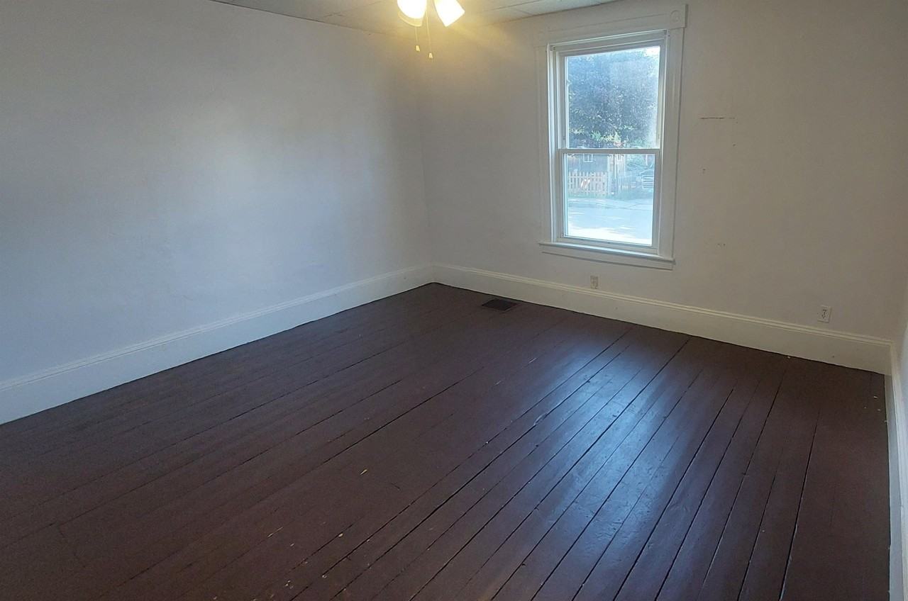 16 Oak St - Photo 6 of 11