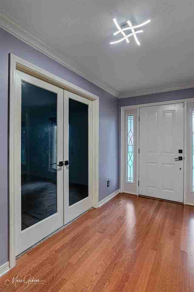 2201 Surrey Ln - Photo 4 of 31