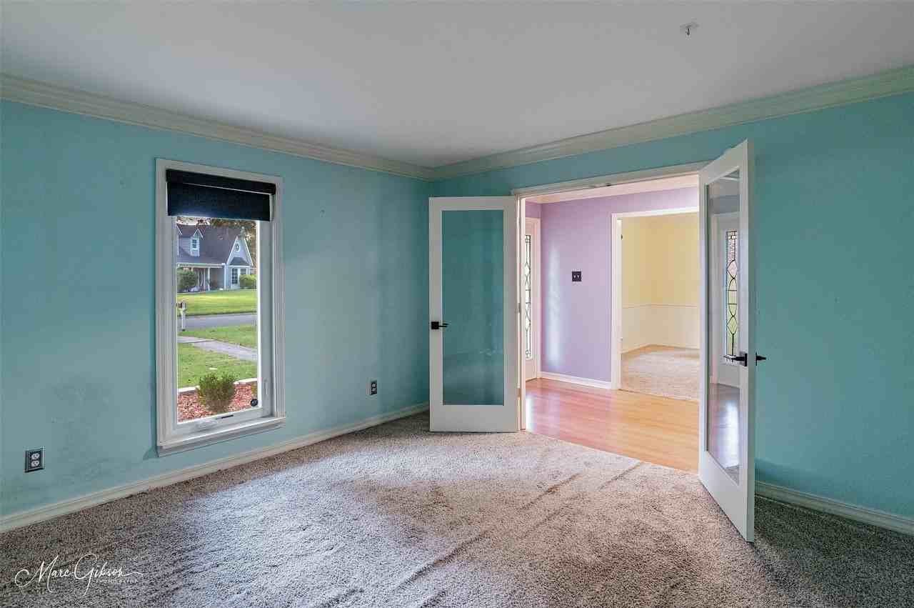 2201 Surrey Ln - Photo 5 of 31