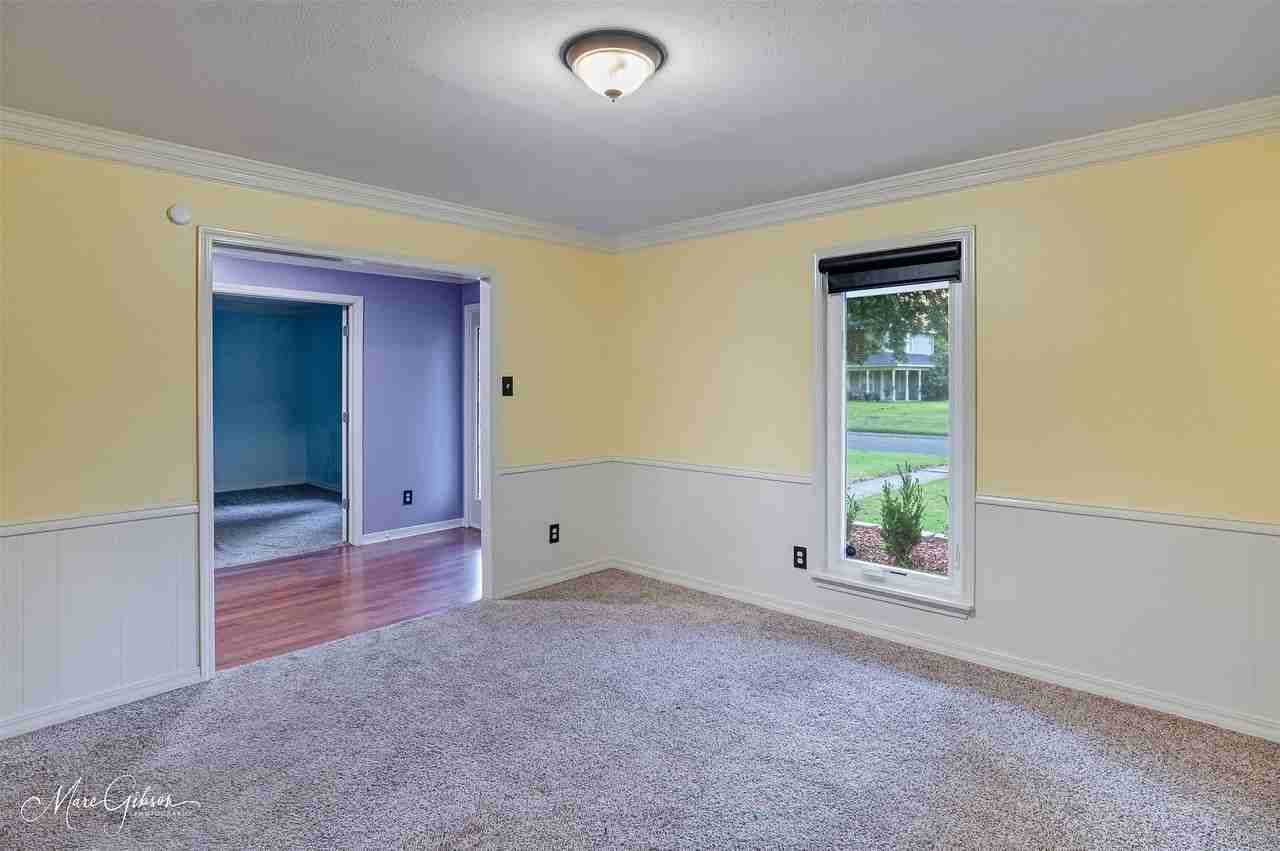 2201 Surrey Ln - Photo 6 of 31