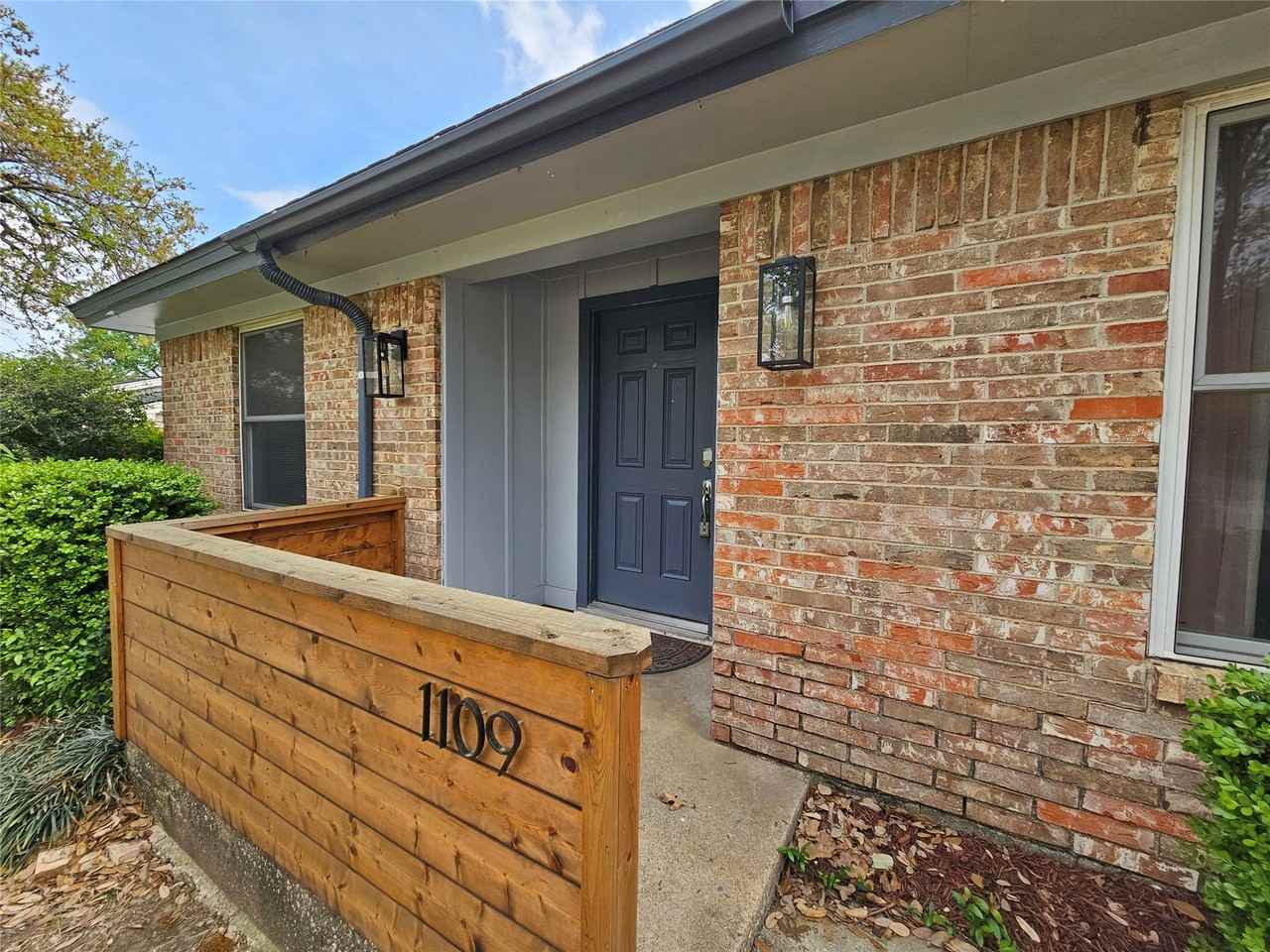 1109 W Redbud Dr - Photo 2 of 17