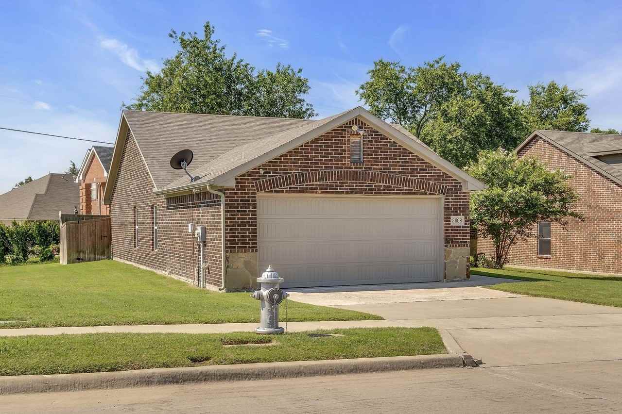 3608 Brookstone Dr - Photo 3 of 30
