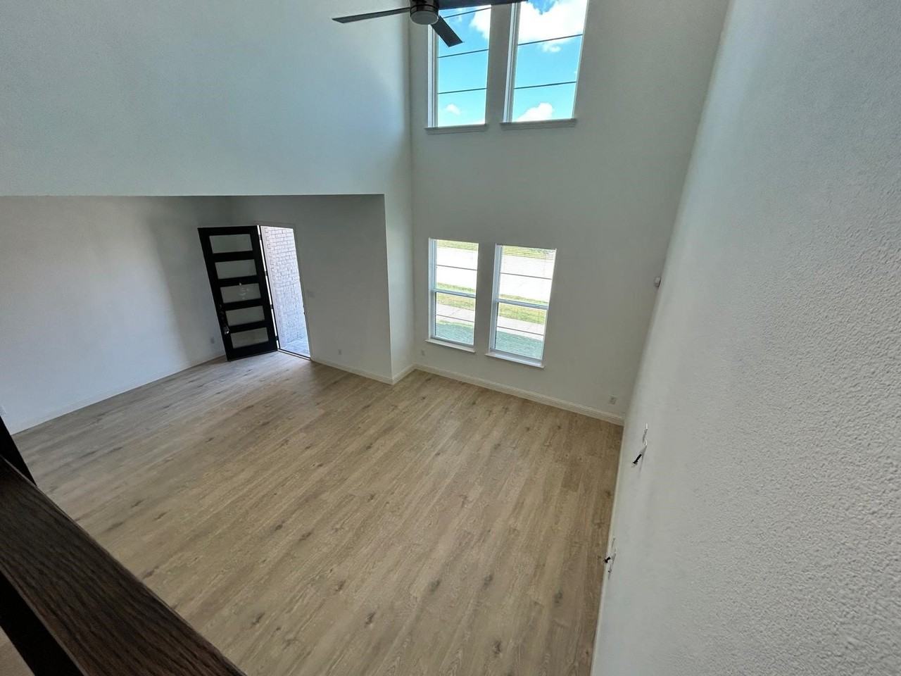 15713 Palmwood Rd - Photo 3 of 32