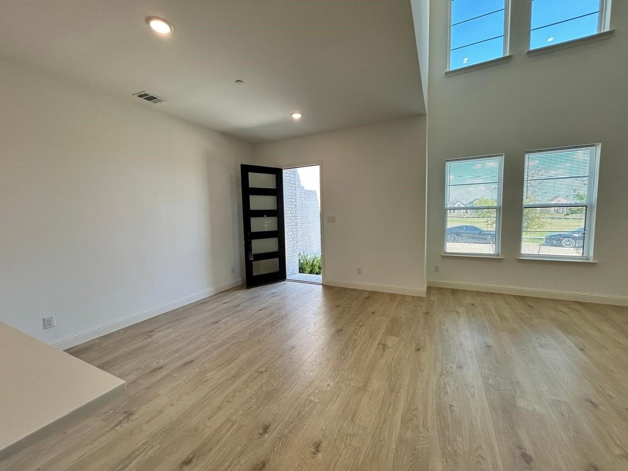 15713 Palmwood Rd - Photo 6 of 32