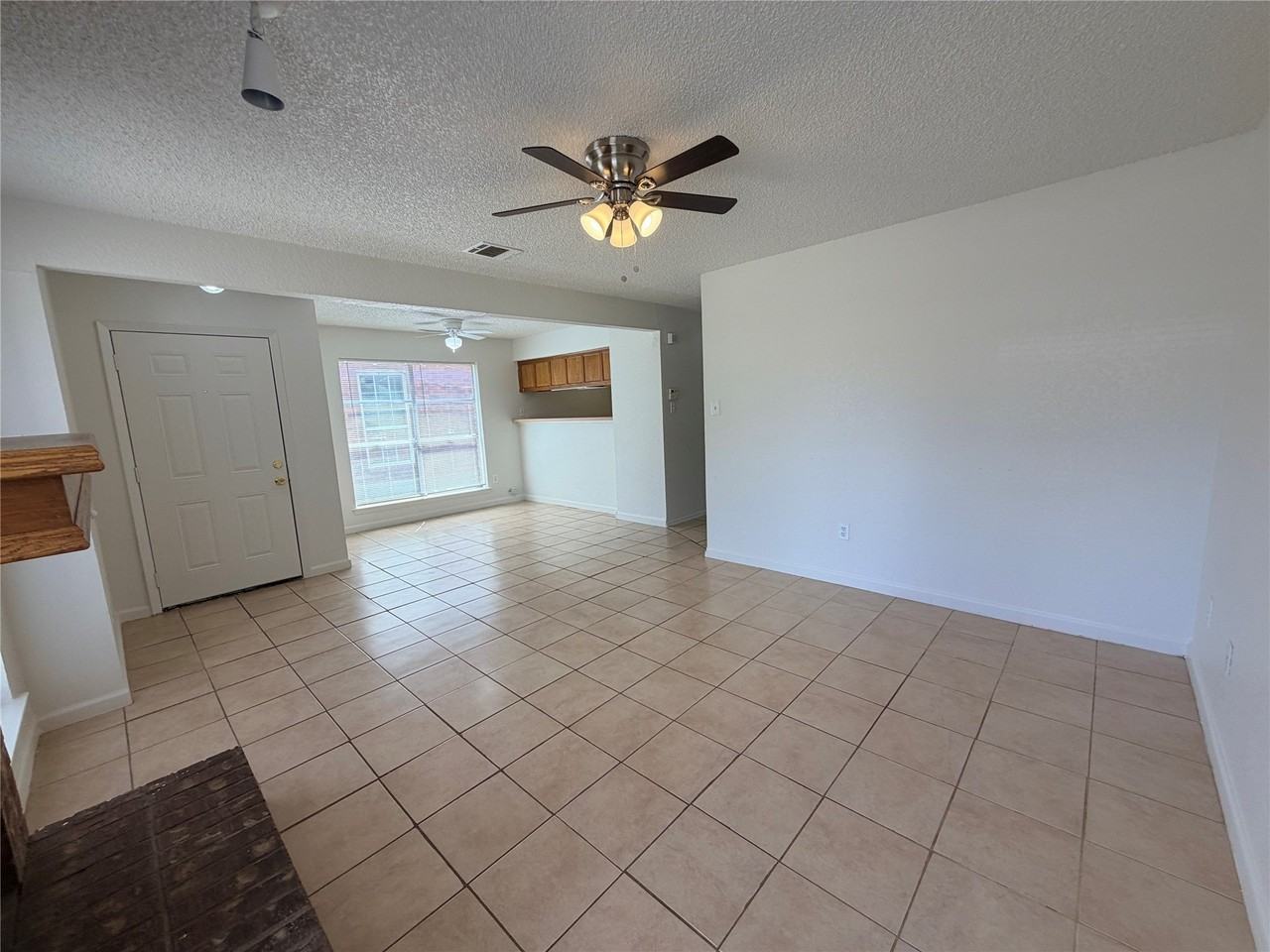 2410 Summer Place Dr - Photo 4 of 17