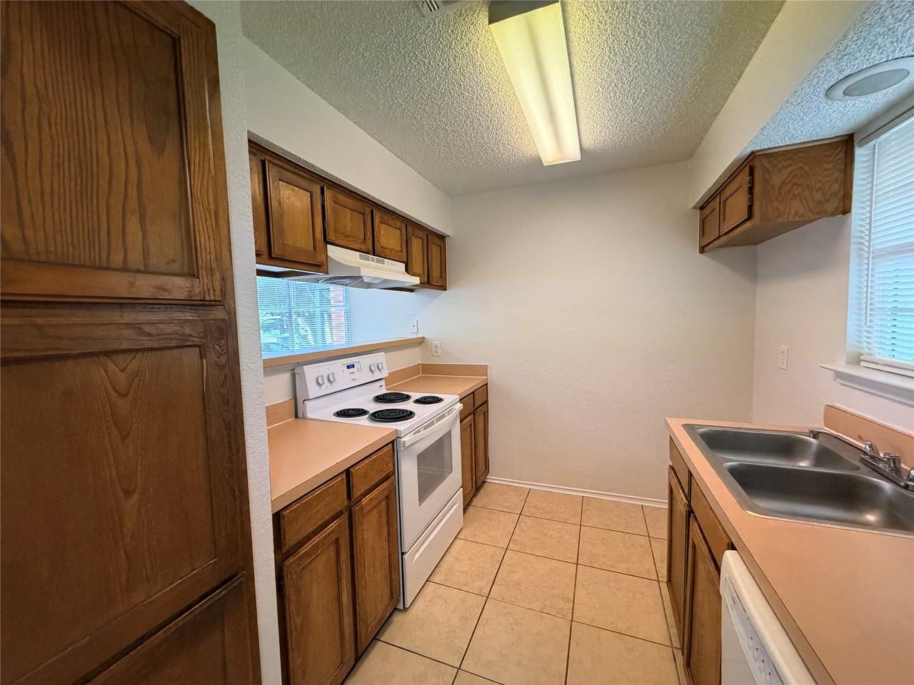 2410 Summer Place Dr - Photo 6 of 17