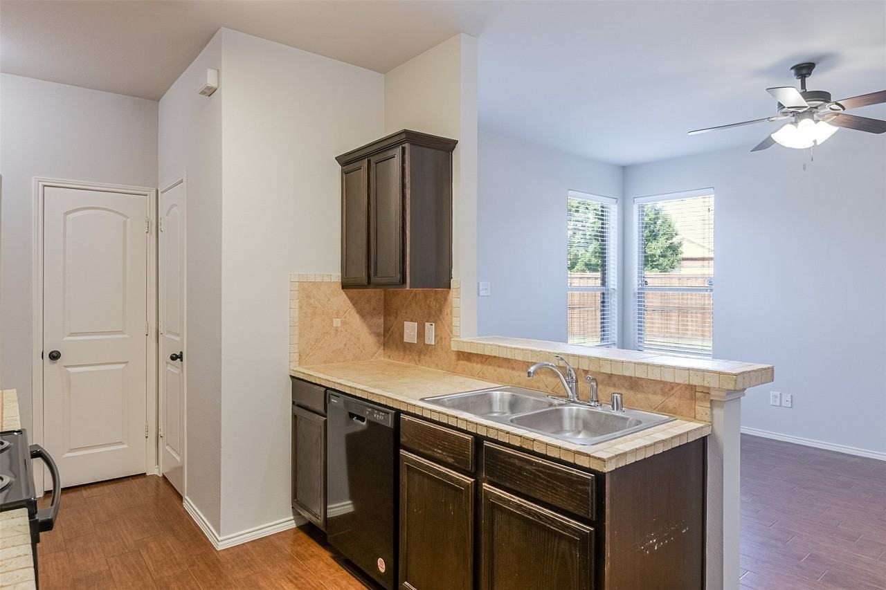 2515 Sedona St - Photo 3 of 26