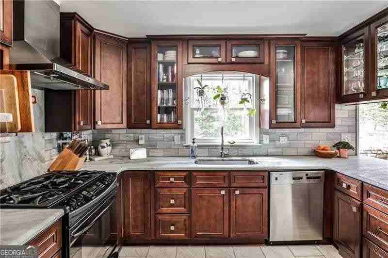 800 Glenairy Dr - Photo 2 of 32