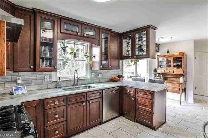 800 Glenairy Dr - Photo 3 of 32