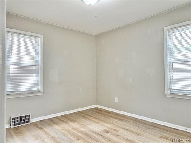 24730 Oxford St - Photo 6 of 16