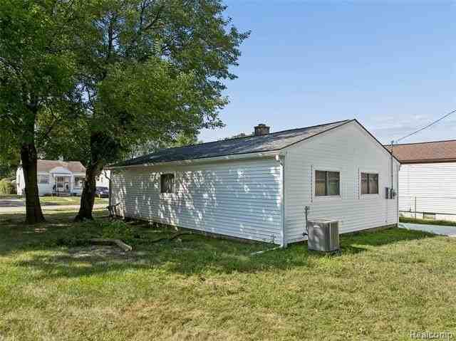 11051 Maxwell Ave - Photo 4 of 31