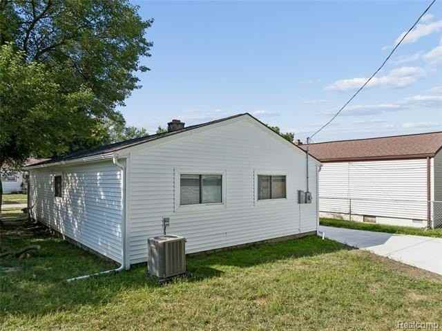 11051 Maxwell Ave - Photo 5 of 31