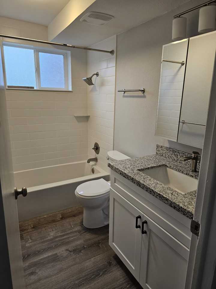 813 N Riverside Dr #C - Photo 7 of 14