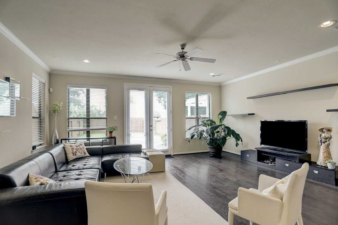 1014 W 22nd St - Photo 5 of 14
