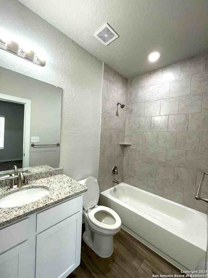 21518 James Charles - Photo 2 of 20