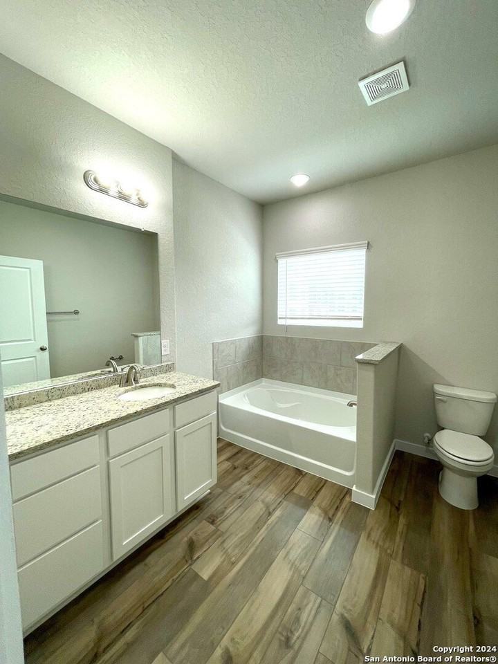 21518 James Charles - Photo 4 of 20