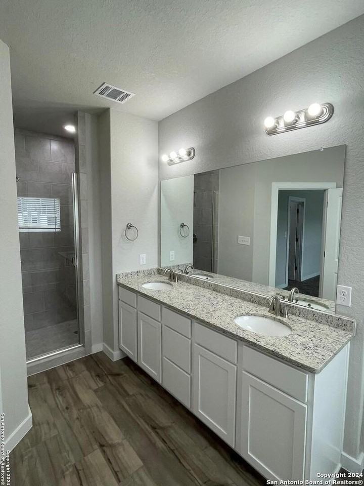 21518 James Charles - Photo 6 of 20