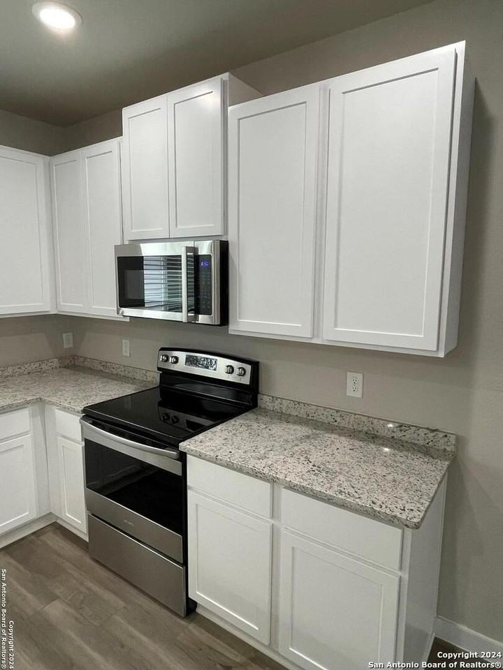 21518 James Charles - Photo 7 of 20