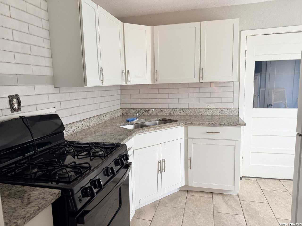 806 Lee Hall - Photo 2 of 11