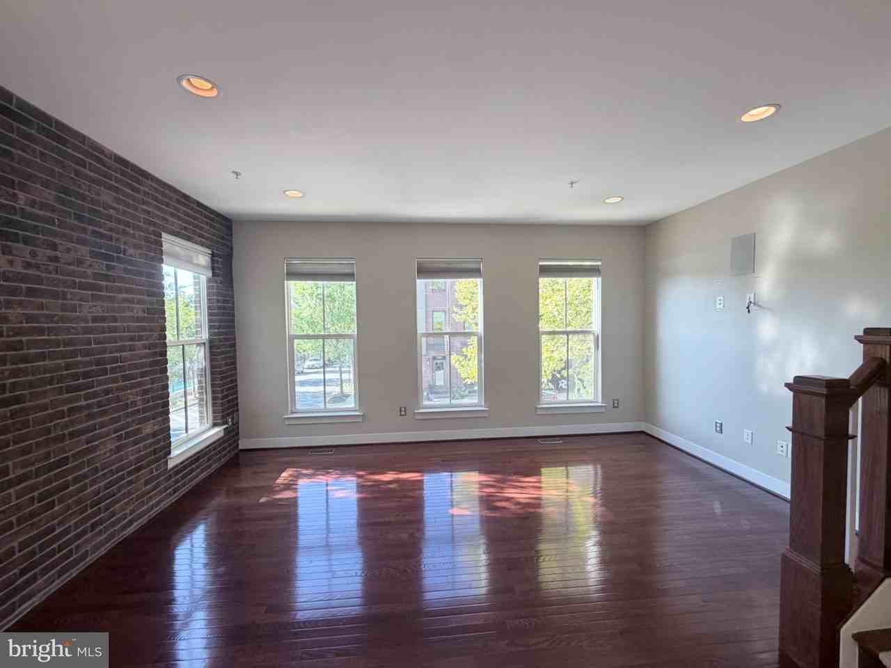 4560 Longfellow St - Photo 4 of 42