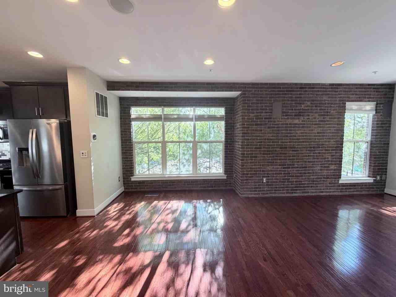 4560 Longfellow St - Photo 5 of 42