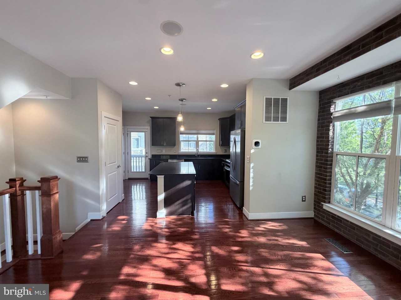 4560 Longfellow St - Photo 6 of 42