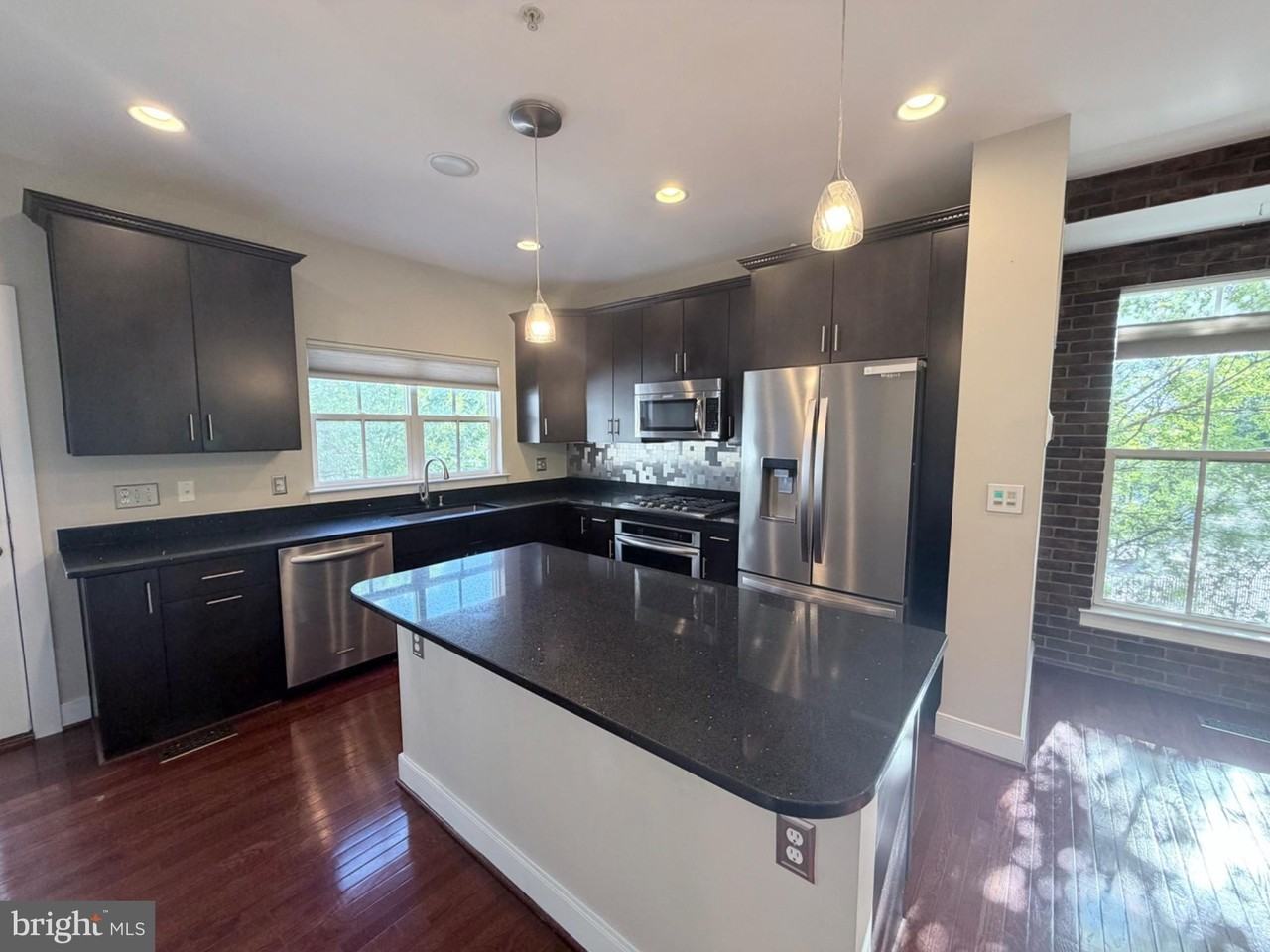 4560 Longfellow St - Photo 7 of 42
