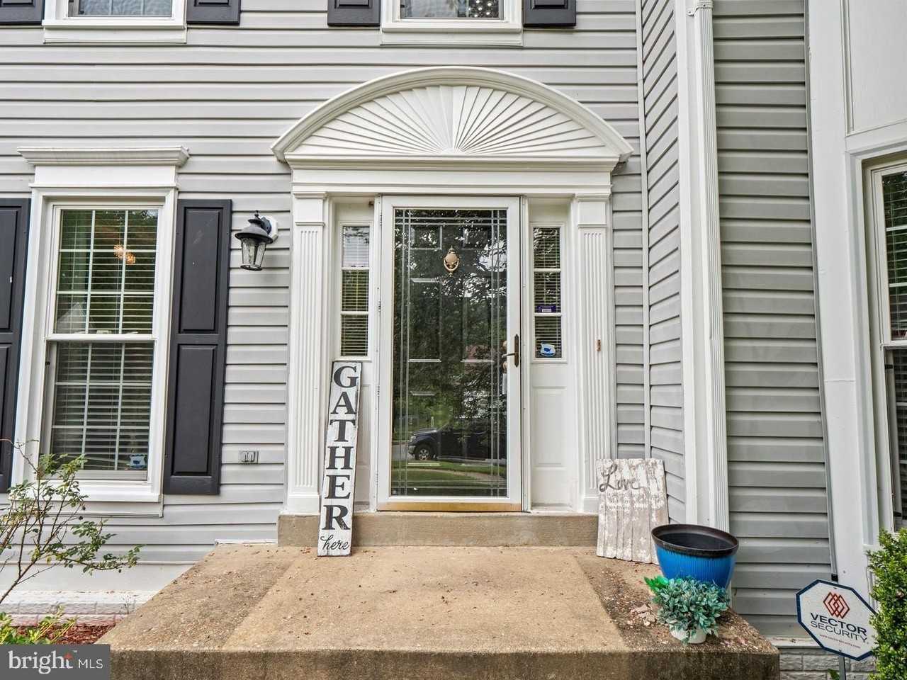 13908 Amberly Ct - Photo 3 of 46