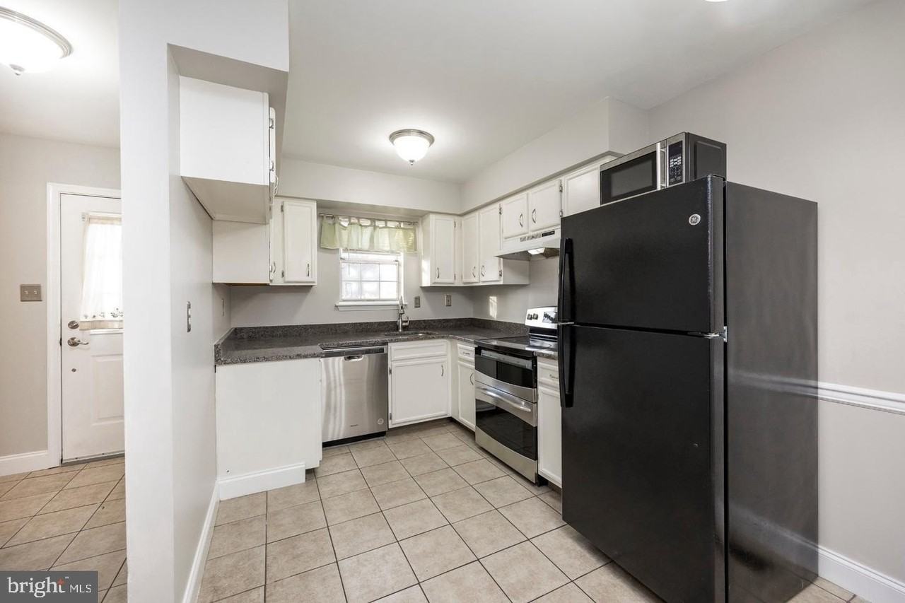 328 Carlyn Ct - Photo 5 of 25