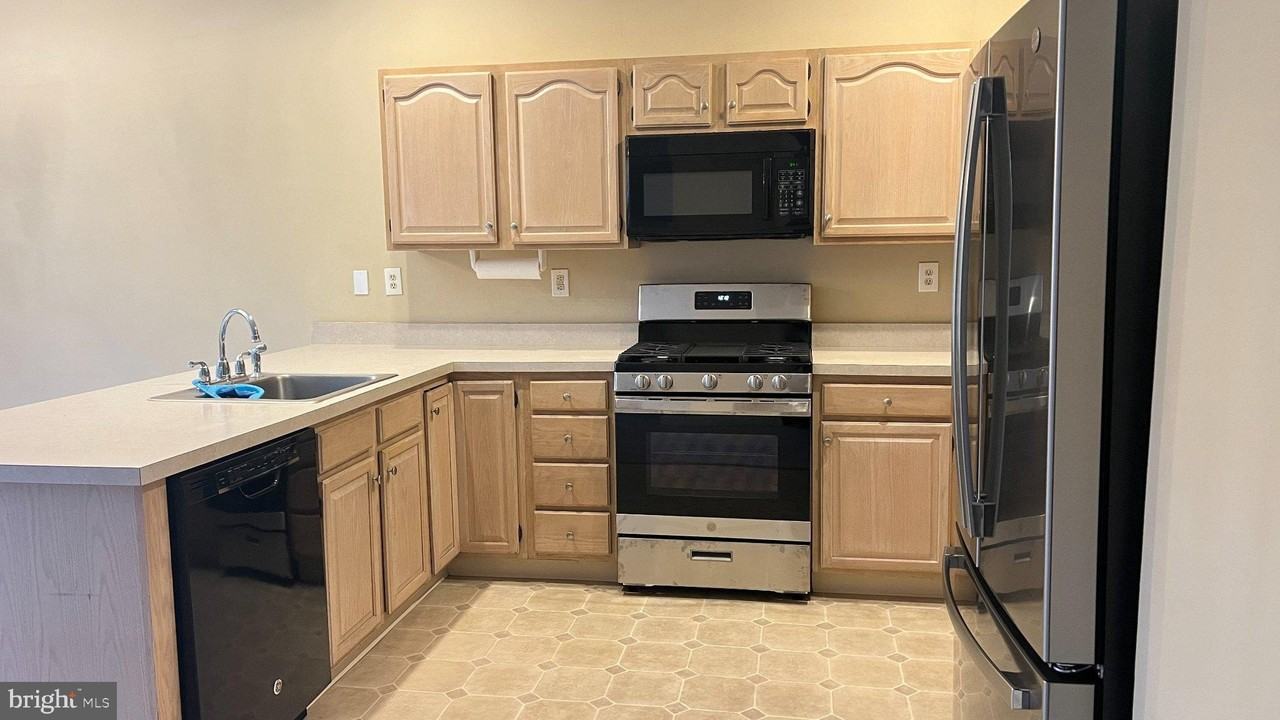 67 Highpoint Dr #67 - Photo 2 of 31